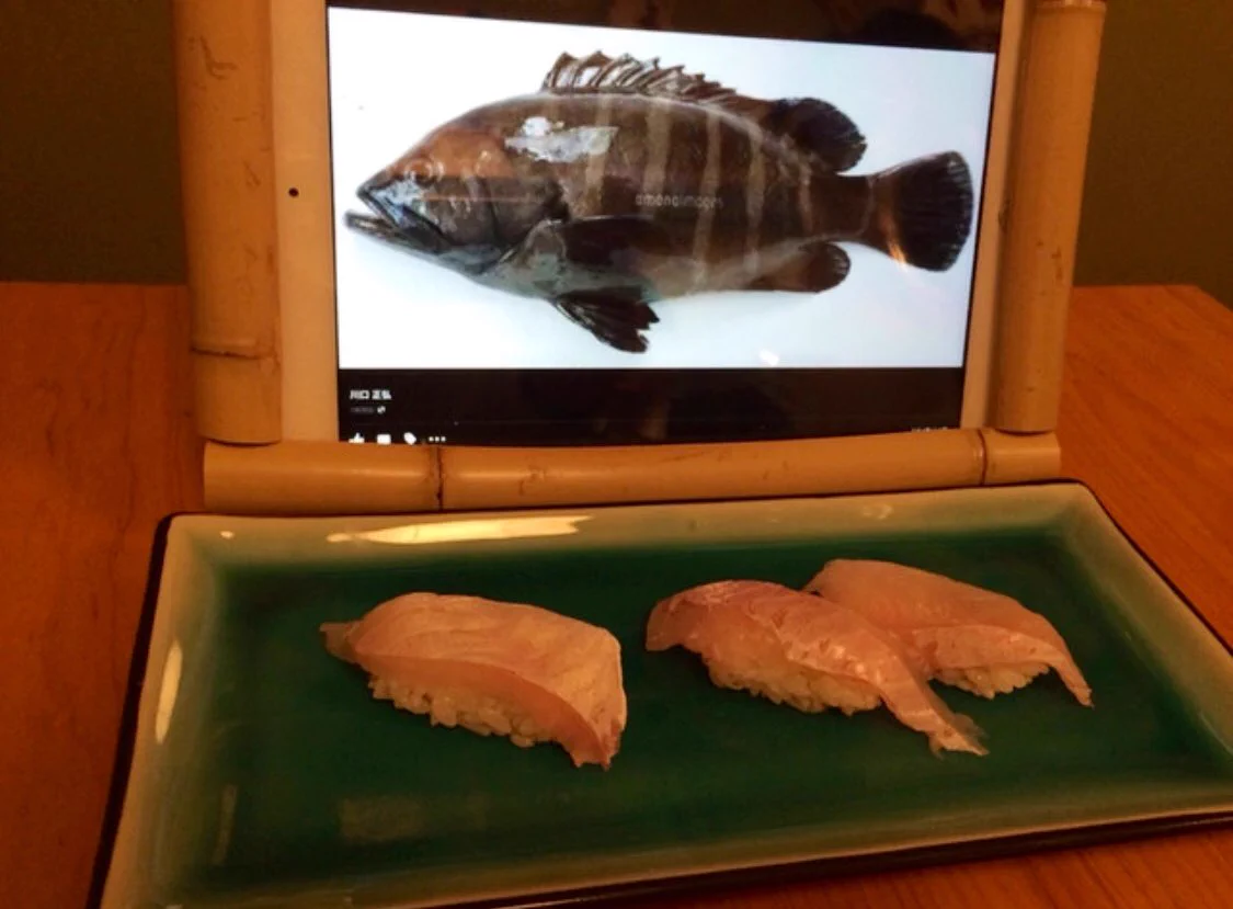 これは食べづらい？魚の生前の写真を見せながら目の前で調理するヤバい寿司屋www