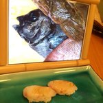 これは食べづらい？魚の生前の写真を見せながら目の前で調理するヤバい寿司屋!