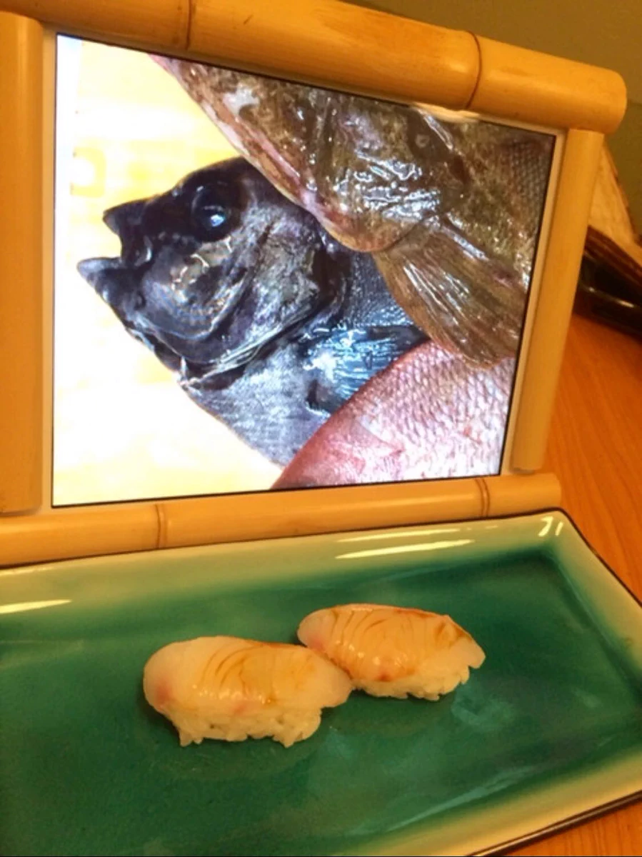 これは食べづらい？魚の生前の写真を見せながら目の前で調理するヤバい寿司屋www