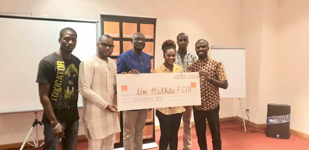 seydi_sarr's tweet image. Remise du prix #POESAM 2019 de l’entrepeneur social au projet Ubuntu 2S, startup Bissau Guinéenne spécialisée dans l’énergie solaire. @2sUbuntu @Orange_Bissau