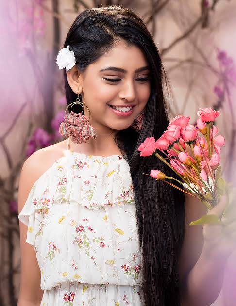 Niti Taylor & Noah CentineoHe's an exchange student, coming to India for the first time. As a part of the experience, her family hosts him. As she introduces him to her culture & upbringing, he falls in love with her religion, and the woman herself.