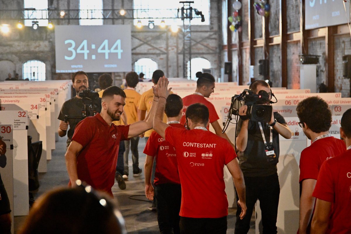 inzvaspace's tweet photo. Our Judge Mr. Biletskyy uplifting the contestant moods' right before the start of the TPC 2019! @ICPCNews @METU_ODTU #TPC2019 #inzva  #METU #ICPC #Algotester #beykozkundura #algorithm #community https://t.co/XkgoeLJA0z