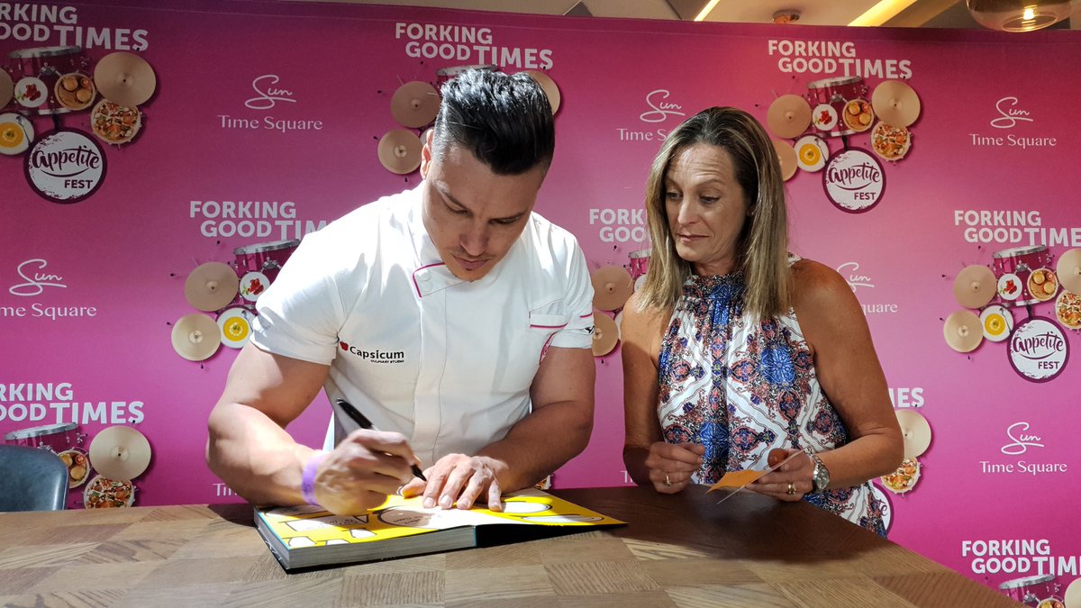 MellyndaSantos's tweet photo. “@LaMaZingMedia: #AppetiteFest #AppetiteFest2019 
@ben_ungermann
Book signings taking place. What a gorgeous guy
@MillionThrills @timesquareza https://t.co/6p6abpijwE”
