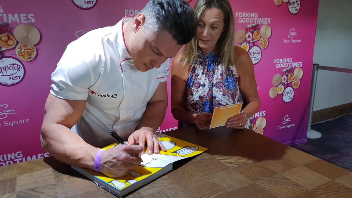 MellyndaSantos's tweet photo. “@LaMaZingMedia: #AppetiteFest #AppetiteFest2019 
@ben_ungermann
Book signings taking place. What a gorgeous guy
@MillionThrills @timesquareza https://t.co/6p6abpijwE”