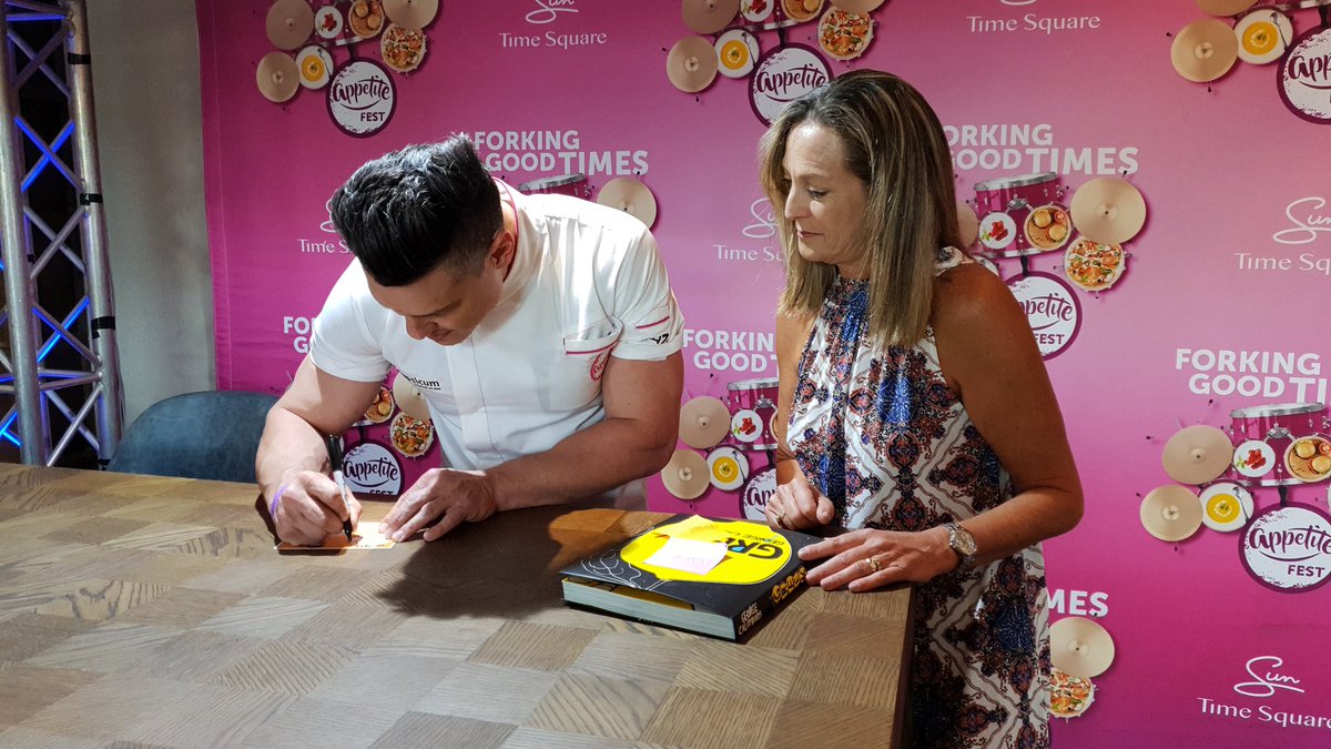 MellyndaSantos's tweet photo. “@LaMaZingMedia: #AppetiteFest #AppetiteFest2019 
@ben_ungermann
Book signings taking place. What a gorgeous guy
@MillionThrills @timesquareza https://t.co/6p6abpijwE”