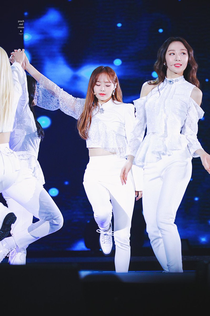 peachcream_chuu's tweet photo. 190822 소리바다어워드 mood #이달의소녀 #LOONA  #츄 #Chuu 
@loonatheworld https://t.co/mC8cQu5r0n