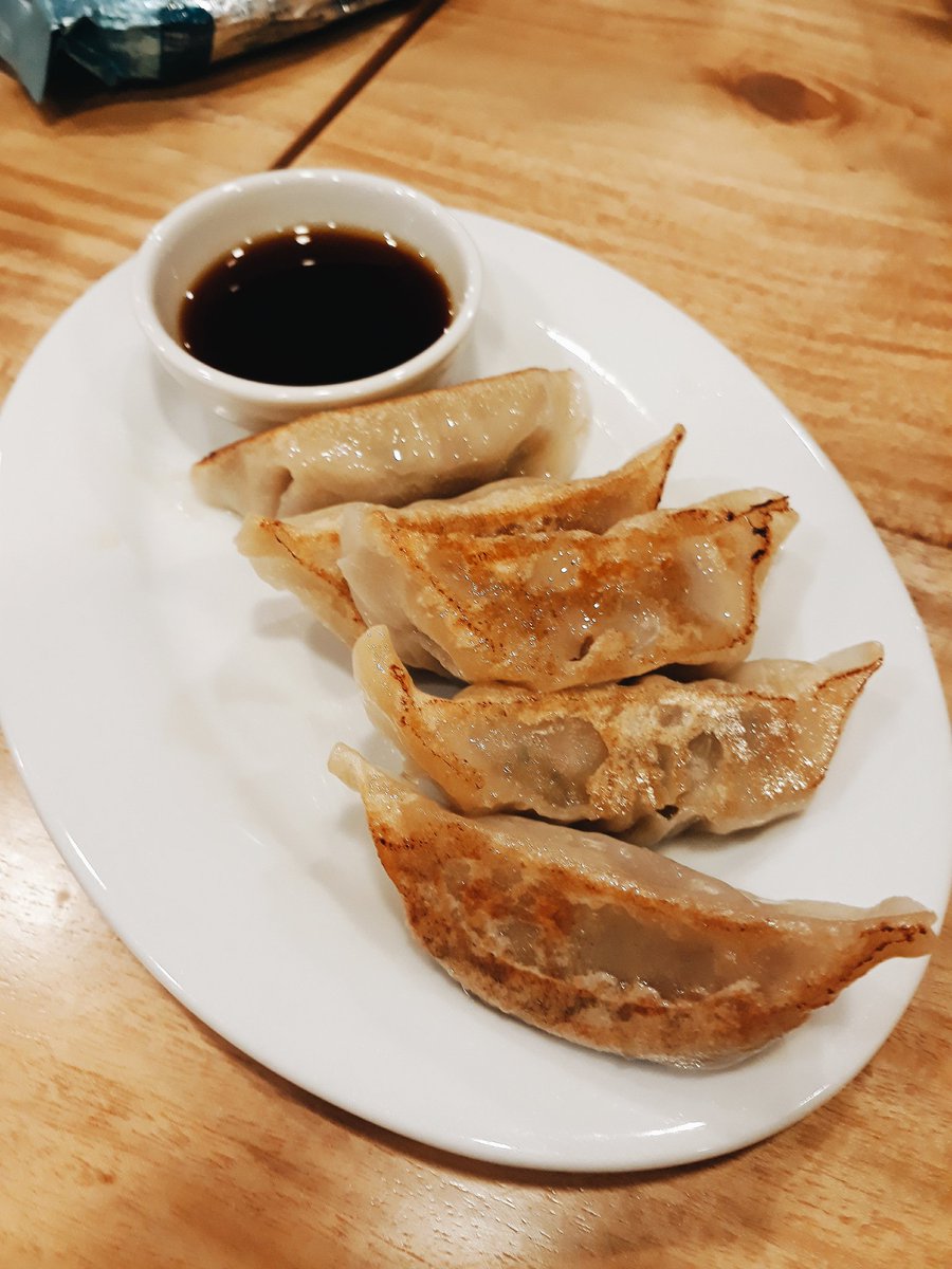 Ramen Dojo's gyoza. 290 PHP for a Ramen + Gyoza combo, so 110 PHP?? Wala akong masyadong feelings para sa dito. Kebs lang siya. 6/10