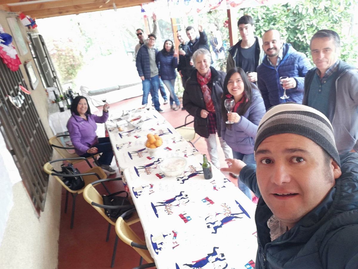 ARDistrito8's tweet photo. Republicanos en Colina! Gran reunión y almuerzo de camaderia y coordinación. Tremendos anfitriones y mucho corazón para construir un nuevo Chile con sentido común, libertad, familia y progreso. 😊😊👏🇨🇱 #yomeinscribo @plrchile @joseantoniokast https://t.co/RaRqvQTnKG