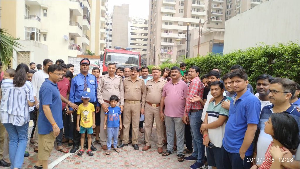 FloraGc2's tweet photo. दिव्यांश फ़्लोरा(गौर सिटी-2) - में अग्नि सुरक्षा जागरुकता शिविर|
Mock Fire Drill in Divyansh Flora Gaur City-2 https://t.co/XlzkzmNuOg