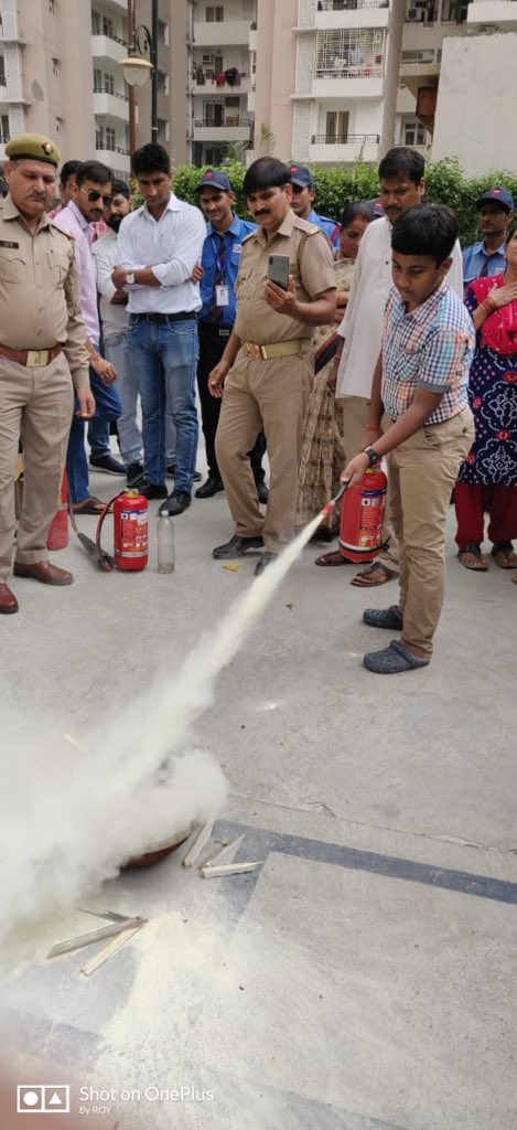 FloraGc2's tweet photo. दिव्यांश फ़्लोरा(गौर सिटी-2) - में अग्नि सुरक्षा जागरुकता शिविर|
Mock Fire Drill in Divyansh Flora Gaur City-2 https://t.co/XlzkzmNuOg
