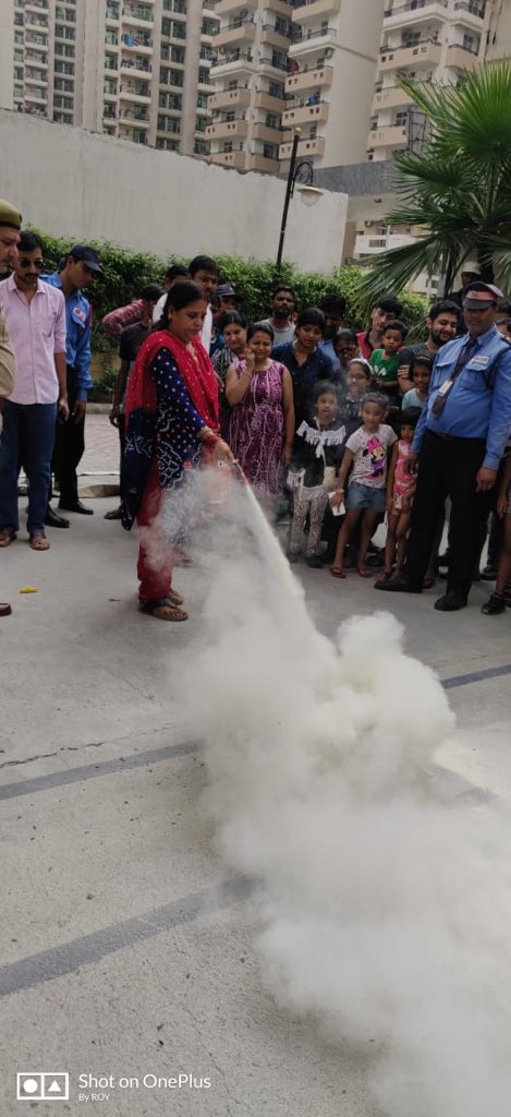 FloraGc2's tweet photo. दिव्यांश फ़्लोरा(गौर सिटी-2) - में अग्नि सुरक्षा जागरुकता शिविर|
Mock Fire Drill in Divyansh Flora Gaur City-2 https://t.co/XlzkzmNuOg