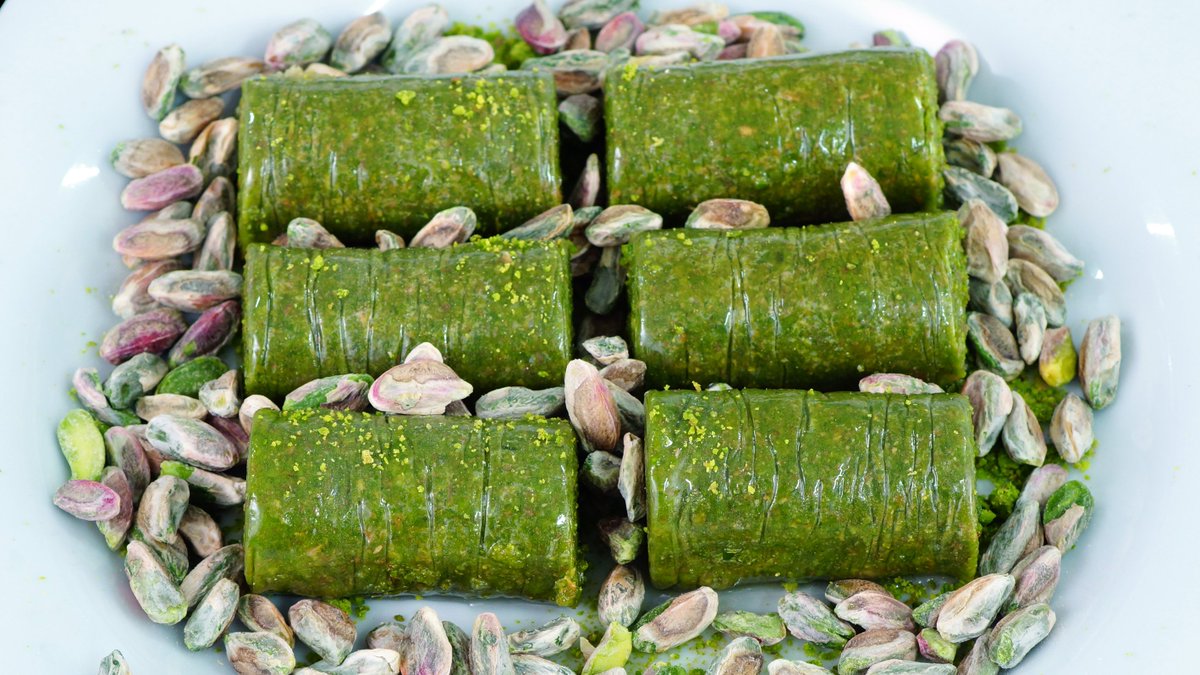 Biz fıstık sarma deriz,baklava sektöründe dolama olarak da bilinir adının önemi yok bu baklava aşkla yenir 😍

#baklavacımuratusta