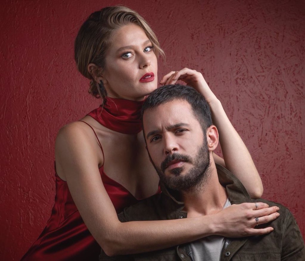 BAAFC87's tweet photo. صور اخرى من جلسة التصوير 😍♥️ 
#kuzgun #barişarduç #BurcuBiricik https://t.co/6U3GfyDUAC