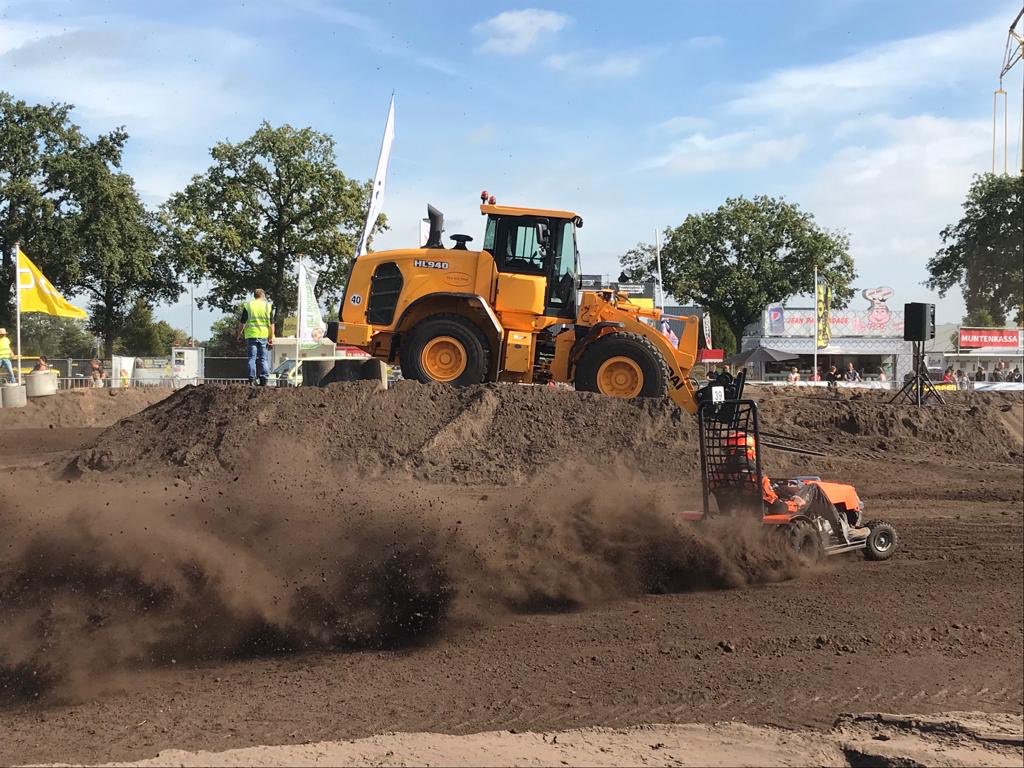 Één van onze Hyundai demomachines, een Hyundai HL940 zorgt dat bij de Trekkertrek En Rommelcross Schuinesloot de baan er iedere keer weer strak bij ligt. 

Wilt u meer weten over de Hyundai graafmachines en laadschoppen dan horen we het graag.