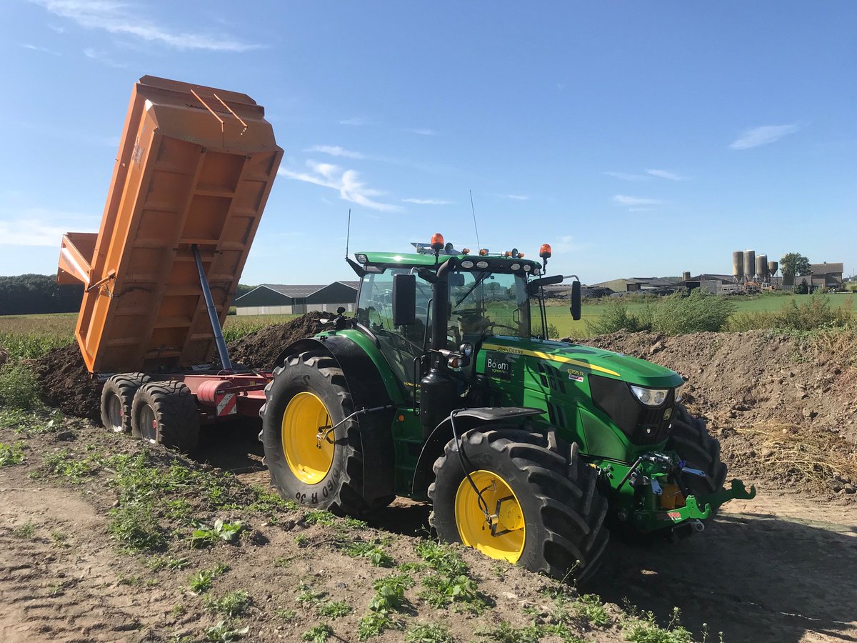 BAgriservices's tweet photo. Het #mestseizoen zit voor ons op de eerste is schoon. Nu gaan we #grondverzet in en verhuur en gaan we blikken richten op #oogst20 iedereen die zijn of haar #steentje heeft bijgedragen aan mooie seizoen #bedankt. #boerenleven https://t.co/42fiGMs7gI