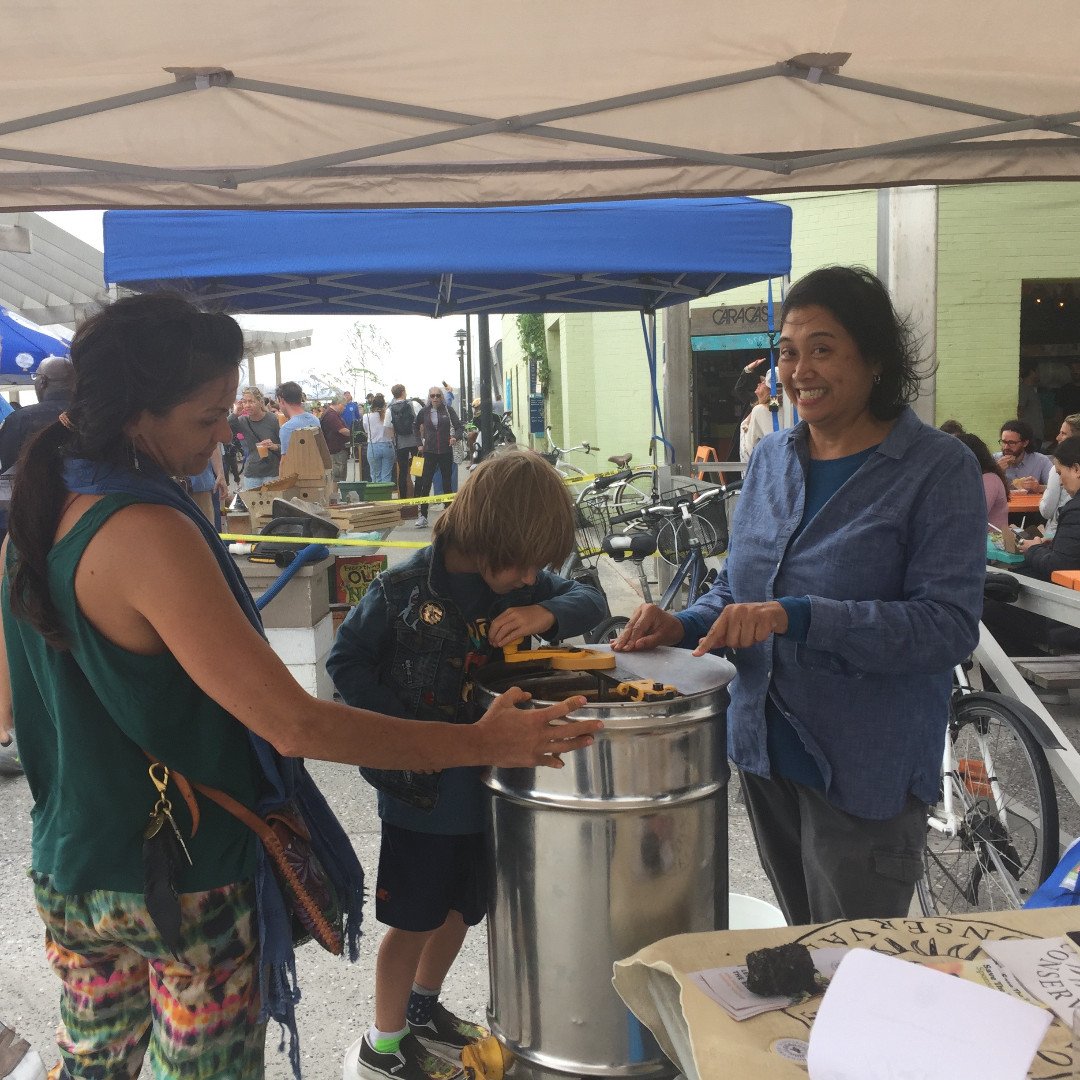 bee_conservancy's tweet photo. Wow! What a great time at the biggest honey and bee festival in #NYC!β Our #BeeAmbassadors and @NYCHoneyWeek visitors harvested fresh #blond honey.
#nychoneyweek #nychoney #nychoneyfest #localhoney #nycbees #rockawaybeach #beeambassadors #thbc #dosomegood #beethechange https://t.co/4VOoogoMx5