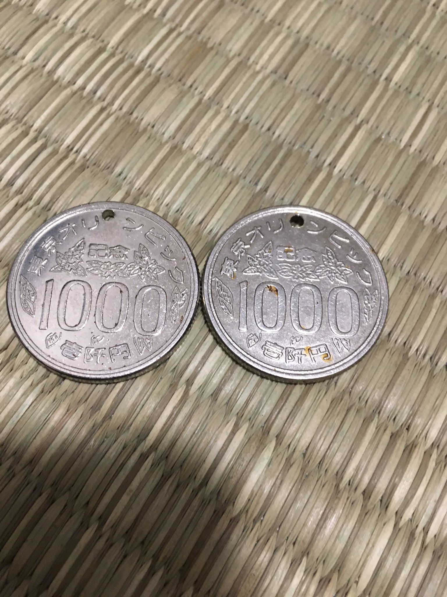 偽者の罠 Di Twitter この一万円バージョン探してるんだがなかなか見つからない 少し前にメルカリで見つけたが時すでに遅し 誰か一万円譲ってほしい 昭和65年 一万円硬貨 キーホルダー 8分違いのパラレルワールド 偽者の罠 Di Twitter この一万円バージョン探してるんだがなかなか見つからない 少し前にメルカリで見つけたが時すでに遅し 誰か一万円譲ってほしい 昭和65年 一万円硬貨 キーホルダー 8分違いのパラレルワールド
