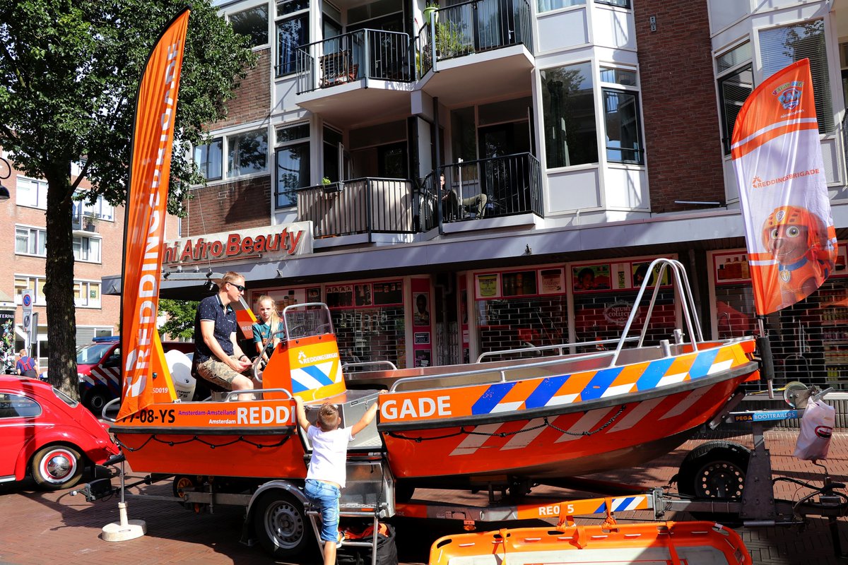 PersburoUNN's tweet photo. Leerzame dag voor groot en klein op de #Dapperstraat in Amsterdam bij een grote hulpverlenersdag van o.a. 112-diensten https://t.co/0WNoeT0XSy