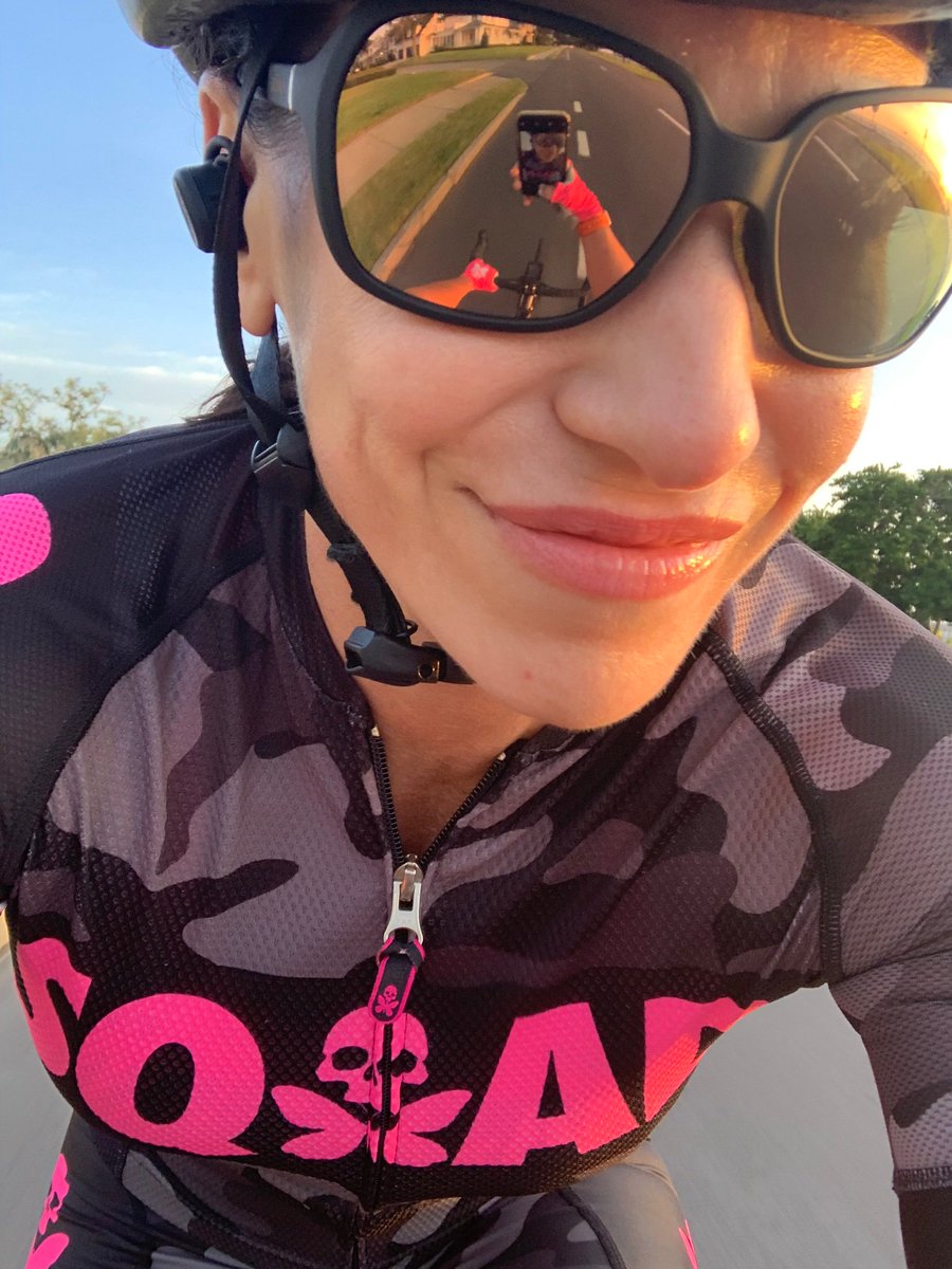 KariLaRocco's tweet photo. https://t.co/1LsWcUGAft #strava #roka 🙌🏾Sign up for the next challenge: 60 miles on your bike = get 💰off😎 @rokasports @bettydesigns #fitAF #badassisbeautiful 🦋 https://t.co/wS3qOENVQj