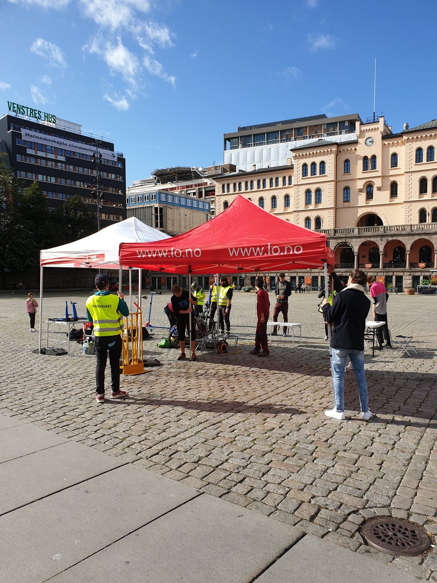 Setting up the base. Enda en streikedag, kom gjerne innom hvis du har en sykkel som må repareres. Eller har har lyst til å slå av en prat med en av våre råe syklister  #Norway #norge #oslo #foodora #oslove #ridersunite