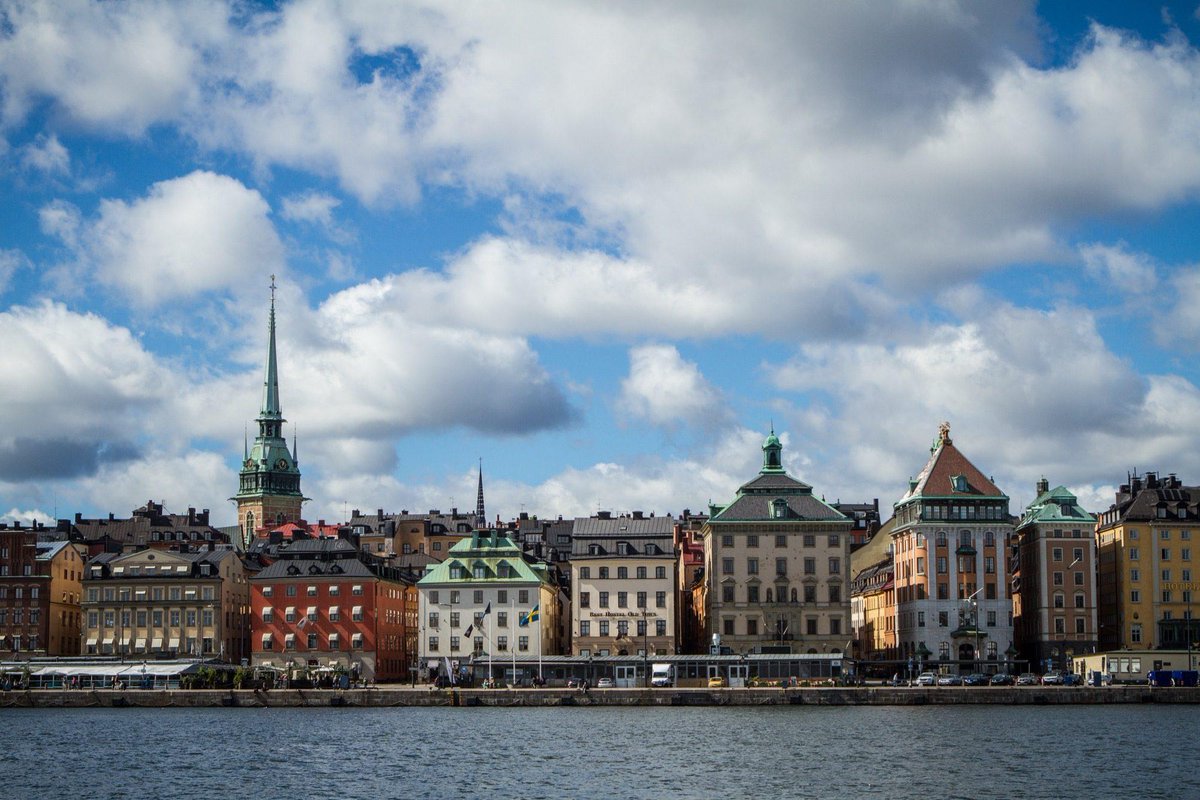 ScPoFleDijon's tweet photo. Le bonne temps n’est pas quelque chose d’habituel pour Stockholm, mais j’ai eu la chance de le visiter pendant une belle période de l'année. Voici la vue de la ville depuis l'île Skeppsholmen. Ici se trouve aussi le Musée d’Art Moderne où j'ai rencontré quelqu'un de célèbre...
SH https://t.co/ymXGtKlRKi