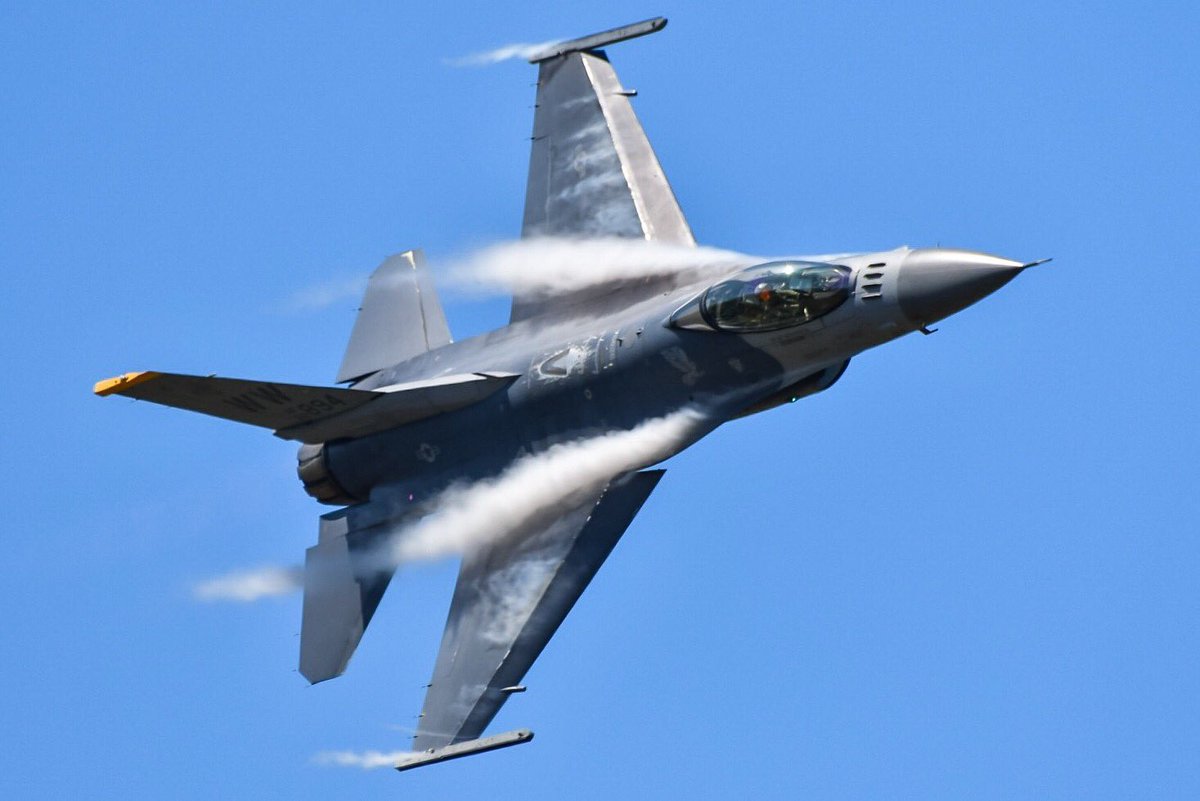 foo_1224's tweet photo. 1年ぶりの小松基地！
本日は予行、
ブルーインパルスにアグレッサー、
そしてアメリカ軍のF-16も！

#小松基地 #小松基地航空祭 #小松基地航空祭2019 
#ブルーインパルス https://t.co/jafyOi6x5C