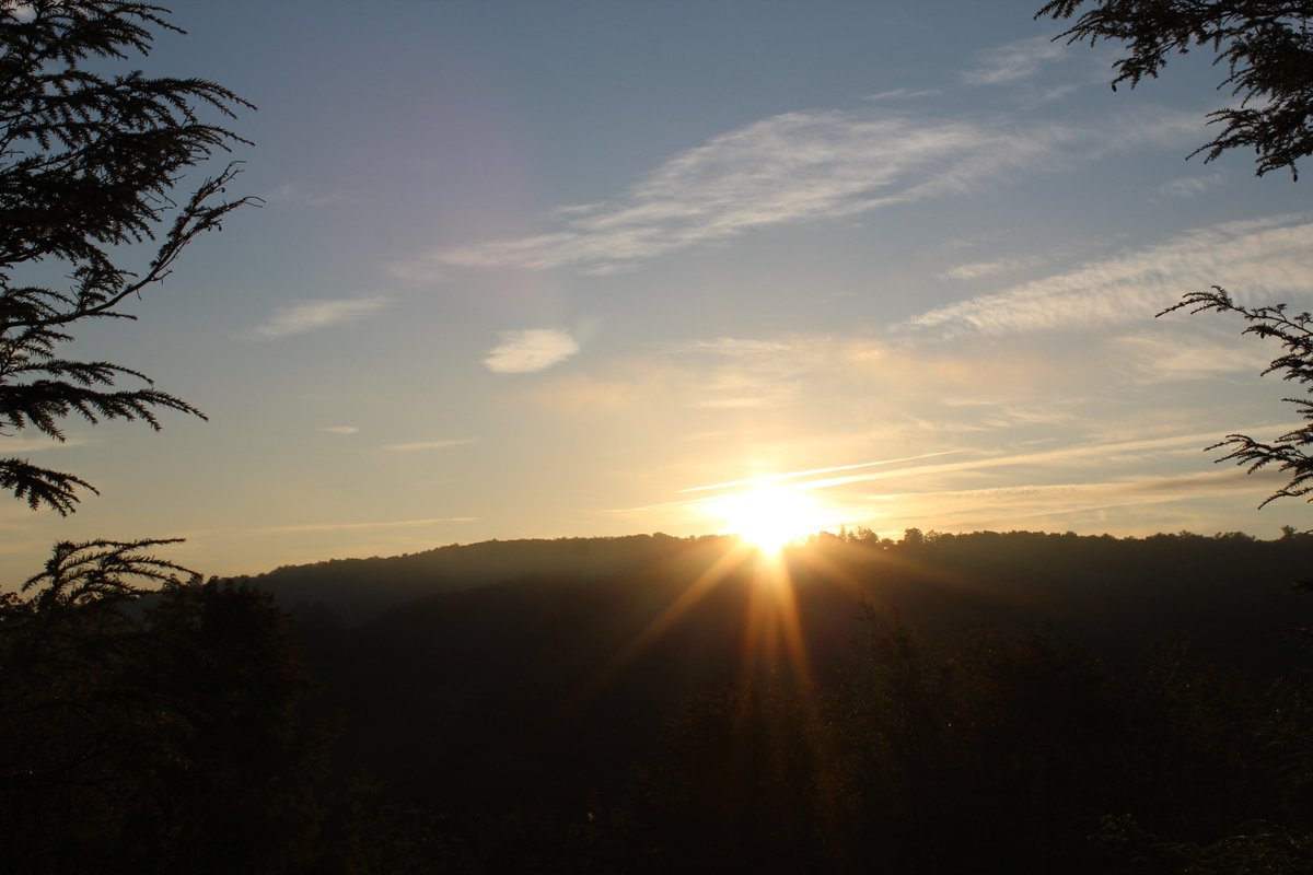 DennisB911's tweet photo. It's 60F at #daybreak, the #Basye @WHSVnews #Weathercat team reports. #bluesky met the #CatsOfTwitter #Weathercats #SundayMorning (#Caturday) in the #mountains. No @StormHour in #Shenandoah #Valley #September15 @PhotographyWx &amp; @pixofmountains. #getupdc come out &amp; #forestbathe! https://t.co/o1xKbMHbUH