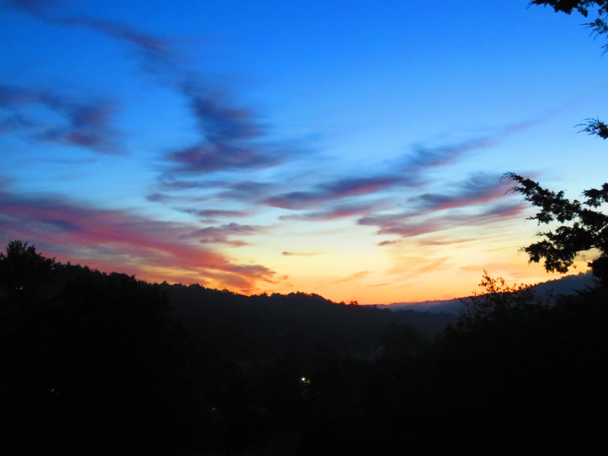 DennisB911's tweet photo. It's 60F at #daybreak, the #Basye @WHSVnews #Weathercat team reports. #bluesky met the #CatsOfTwitter #Weathercats #SundayMorning (#Caturday) in the #mountains. No @StormHour in #Shenandoah #Valley #September15 @PhotographyWx &amp; @pixofmountains. #getupdc come out &amp; #forestbathe! https://t.co/o1xKbMHbUH