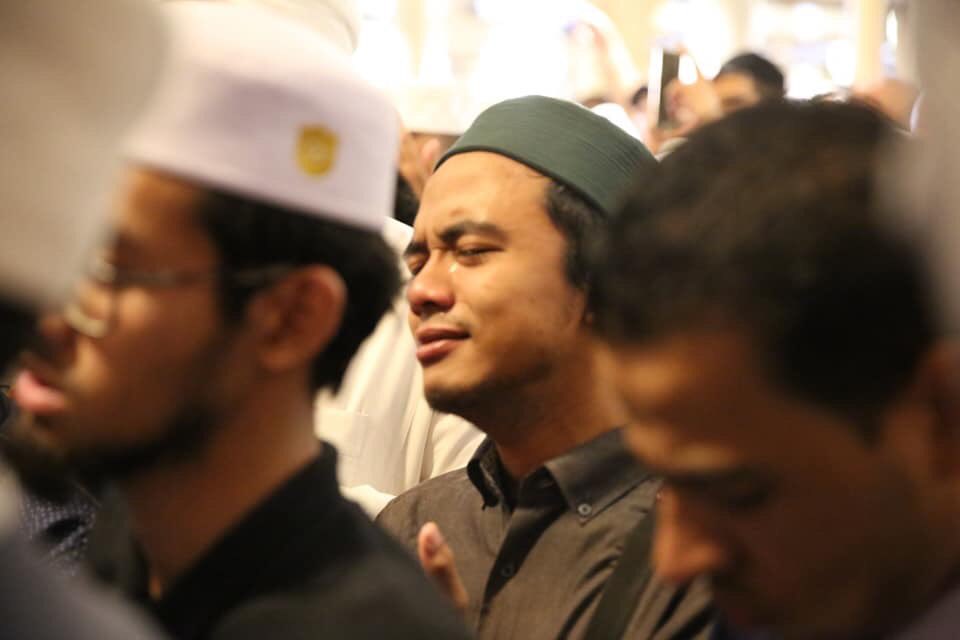 Fazirunhanipah's tweet photo. Sebuah Pemergian yang dicemburui dan ditangisi, maka jika telah perginya ulama’ maka ketahuilah ini adalah sebahagian tanda-tanda akhir zaman. Ulama’ itu ialah pewaris bagi Para Anbiya’😔 https://t.co/U5iBZqAOFf
