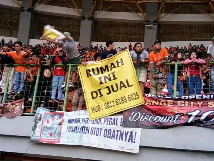 Spanduk! Hadiah dari THE JAKMANIA untuk PERSIJA!