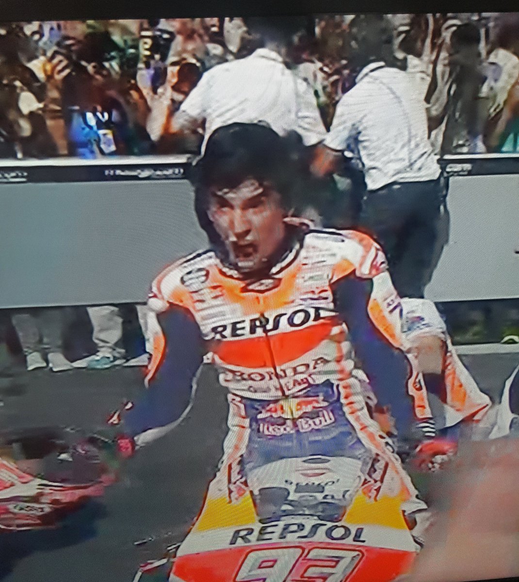 euroimportgomme's tweet photo. Esultanza moderata e composta per #Marquez... 🤣🤣🤣
+93 punti in campionato 
#SanMarinoGP #Misanogp https://t.co/BlSs9lamcL