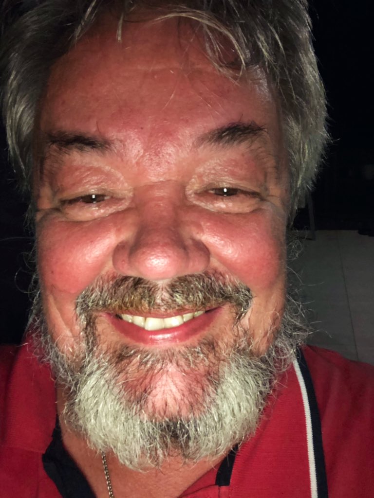 GeroldSchlegel's tweet photo. #GSchribig Schriftsteller haben Bärte. Meine ich. Entscheide mich rasieren zu stoppen, bis Buch fertig.
Jetzt zupfe ich an den weissen Haaren. Wirkt gestelzt.
Spiele oder bin ich jetzt Schriftsteller? Was ist das, wenn ich mir zutraue Sachen selber zu machen. Ausprobieren... https://t.co/P1MzNwarl5
