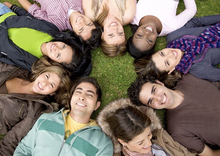 Общительный человек. Молодежь и интернет. Компания друзей. Толпа друзей. Друг человека.