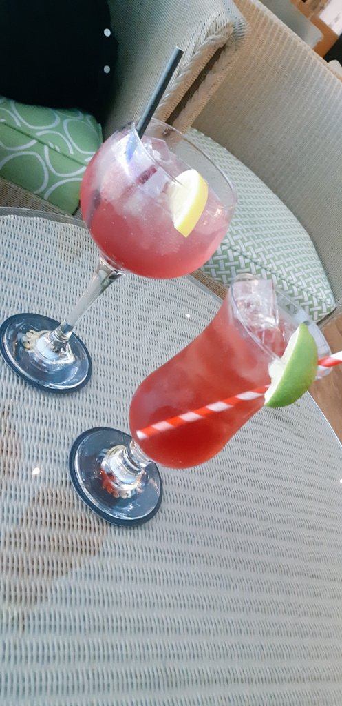 rozzalando's tweet photo. Time for some well deserved and earned R&R @stobocastle... First stop the Cocktail Lounge πΉπΈ#MakeItRemarkable #SoStobo https://t.co/zMjDT1vIY3
