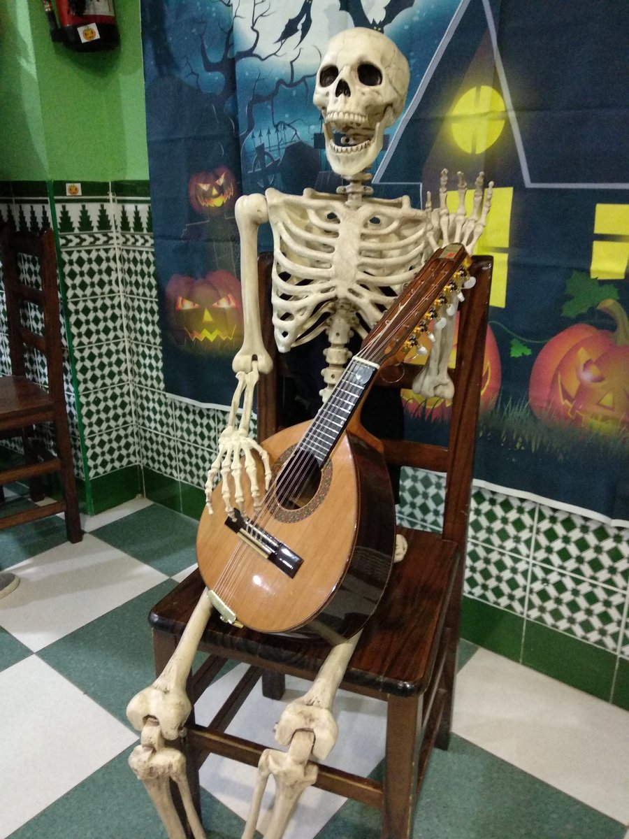 Buscamos LAÚDES y BANDURRIAS.
Si conoces algún interesado en pasárselo de muerte en los próximos carnavales, por favor, ponlo en contacto con nosotros. ¡Gracias!