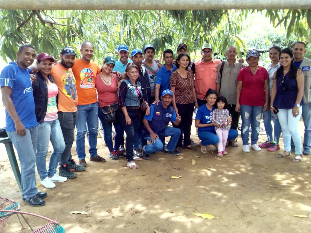 OficialAPRLara's tweet photo. Hoy #Domingo #15Sep Desde el barrio, desde el Campo Junto al Pueblo hacemos Revolución Con Solucion :PPT del Municipio Torres Carora... Consolidando el verdadero trabajo político y social desde las BASES. #PPTNoSeRinde #PPTPatriotasSiempre 🧢👟🤜🏻🤛🏻 #FelizDomingo @SUPERLANOPPT https://t.co/Gvy3ezHYtp