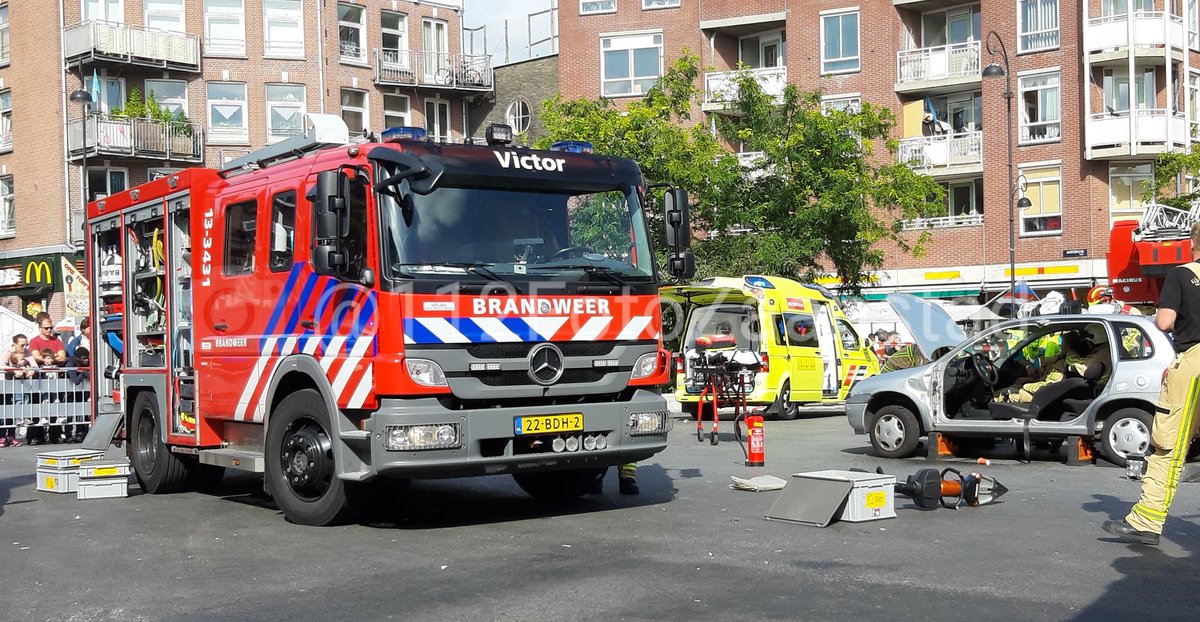 112_foto's tweet photo. De laatste grote demo voor vandaag op de #veiligheidsmarkt nabij de #Dapperstraat in #Amsterdam. Het incident betrof een persoon in een voertuig die eruit gehaald moest worden dmv het openknippen van het voertuig. @KazerneVictorAA https://t.co/zqiE5JCXJ2