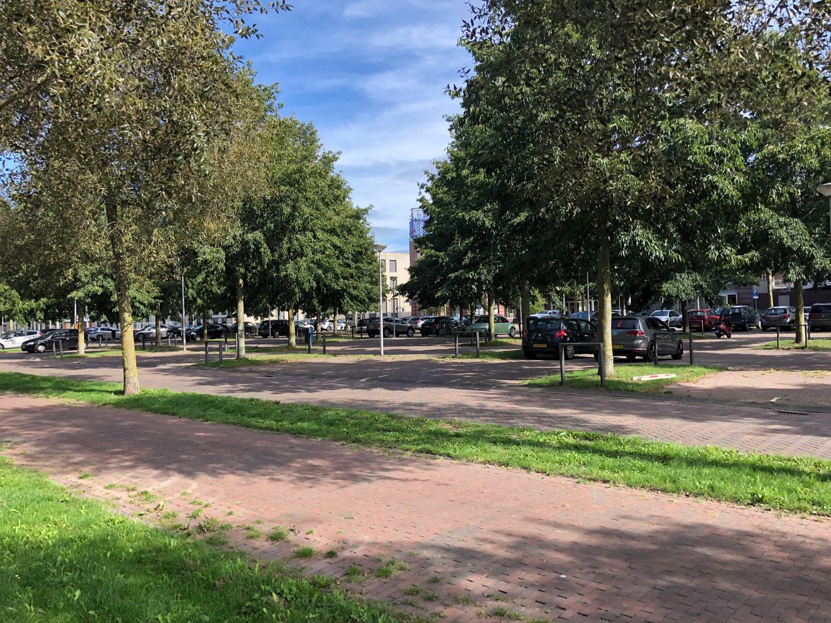 TM241173's tweet photo. Leuk een digitaal parkeersysteem in vleuterweide. Maar wat zegt open over beschikbare parkeerplekken? En waarom staat er vol als er voldoende plekken zijn? @GemeenteUtrecht  Nu nog de juiste info tonen anders ben je niet echt gastvrij. @Centrumvw https://t.co/KefnLrJCnf