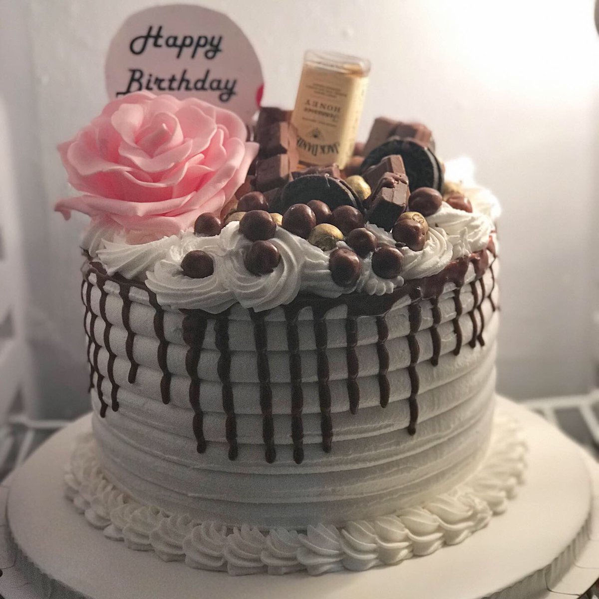 aeprilevents's tweet photo. Yummy week with our queen sitting pretty 💕❤️💕#birthdaycake #celebrationcakes #creamcakes #twittercakes #temacakes #accracakes #cakesintema #temabaker #ghanacakes #accrabaker #ghanacakevendorsblog #yummycakes #meltsinmouthcakes #moistcakes https://t.co/k1AmEu9NEb