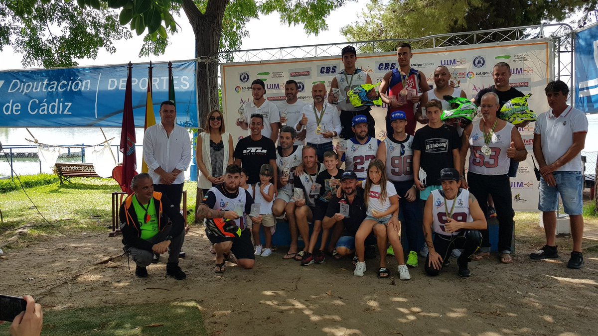 Broche de oro, lo prometido es deuda, foto de familia de los ganadores de #rallyjet con los que finaliza el #campeonato #motonáutica <a href="/FedMotonautica/">Fed.and.motonautica</a> <a href="/RFEMotonautica/">Real Federación Española de Motonáutica</a> <a href="/ArcosCiudad/">AyuntamientodeArcos</a> <a href="/TurismodeArcos/">Turismo de Arcos de la Frontera</a> <a href="/_AnaCarrera/">Ana Carrera</a> <a href="/saraysoria/">Saray Soria</a>