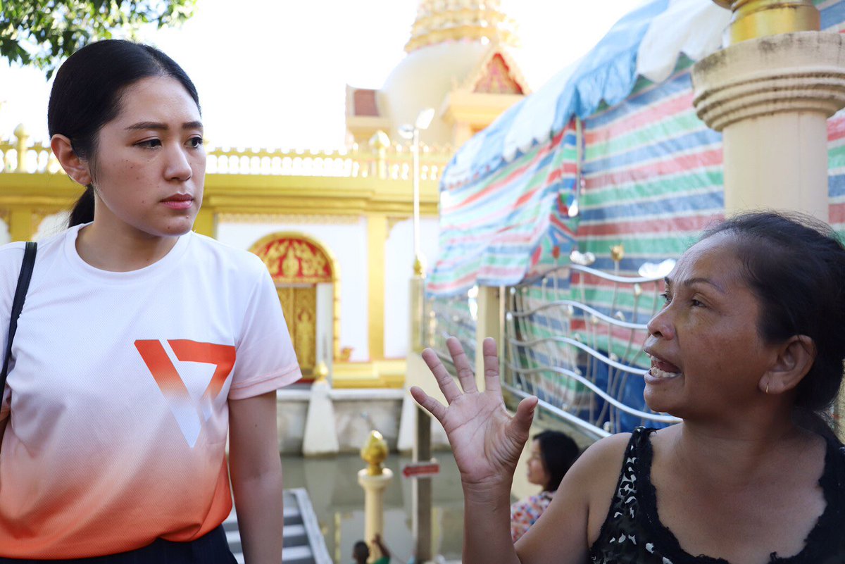 Pannika_FWP's tweet photo. #SaveUbon มาให้กำลังใจพี่น้องชาวอุบลที่ศูนย์ข่วยเหลือวัดกุดคูณ ชาวบ้าน 5 หมู่บ้านโดยรอบอพยพหนีน้ำมาอาศัยวัด ของที่ขาดที่สุดตอนนี้คือน้ำดื่ม แต่ที่ไม่ขาดเลยคือน้ำใจคนไท���ที่ช่วยเหลือกันเต็มที่ในยามยาก และกำลังใจพี่น้องที่นี่ ที่ยังยิ้มสู้ได้แม้น้ำท่วมสูงกว่า 3 เมตร https://t.co/JQZKDckQBS