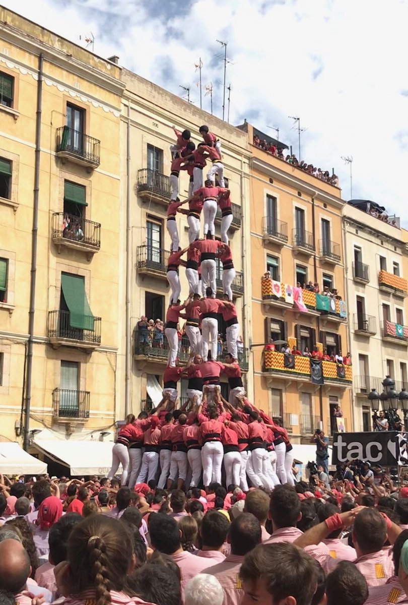 irodon's tweet photo. Brutal!!! Per segon cop a la nostra història ajuntem el 2d8 i el 4d9 descarregats en una mateixa plaça. M’agrada que hagi estat a la plaça de la Font de #Tarragona i en el marc de les festes de #SantaTecla. Ai, si li afegim el 3d9.../@collavella 

#castellers #collavella https://t.co/un55lVdHI6