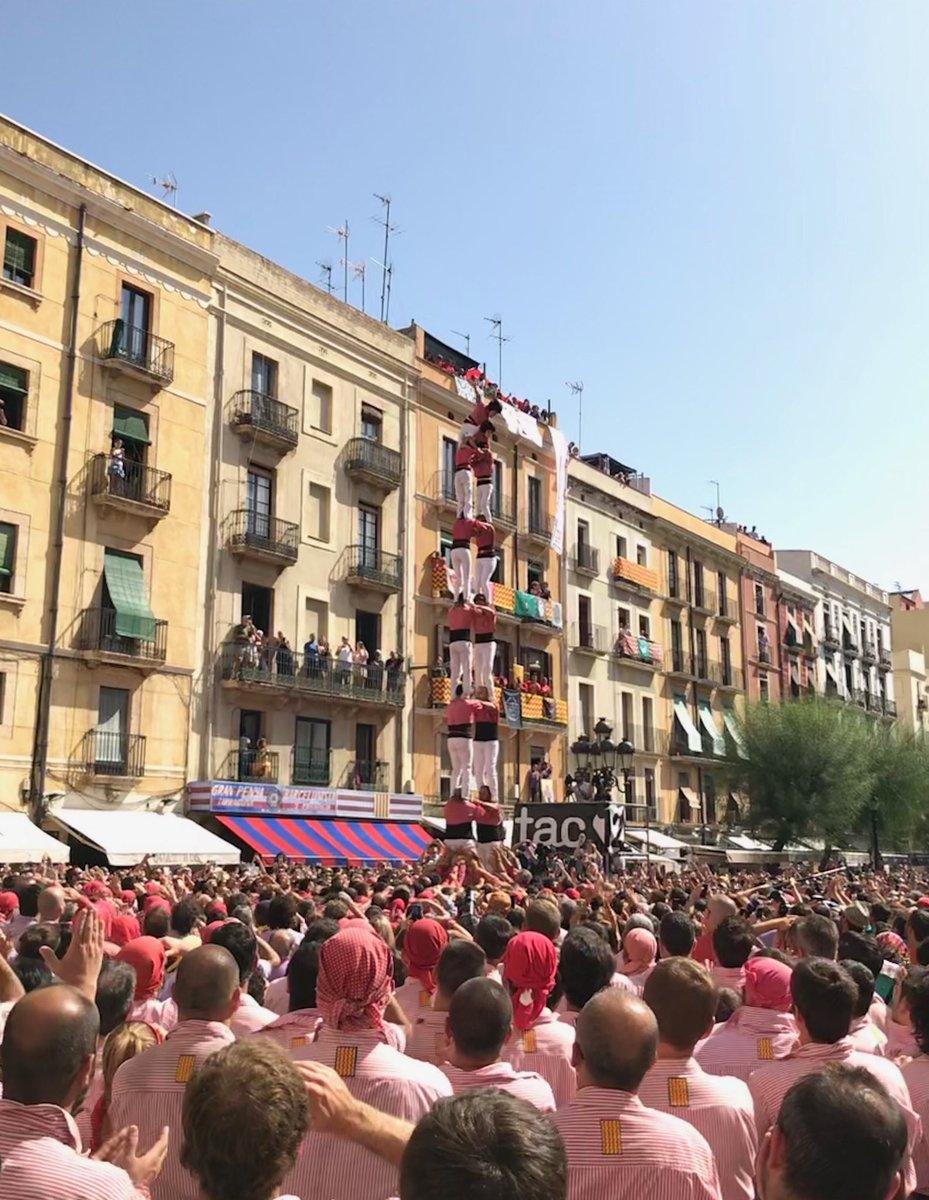 irodon's tweet photo. Brutal!!! Per segon cop a la nostra història ajuntem el 2d8 i el 4d9 descarregats en una mateixa plaça. M’agrada que hagi estat a la plaça de la Font de #Tarragona i en el marc de les festes de #SantaTecla. Ai, si li afegim el 3d9.../@collavella 

#castellers #collavella https://t.co/un55lVdHI6