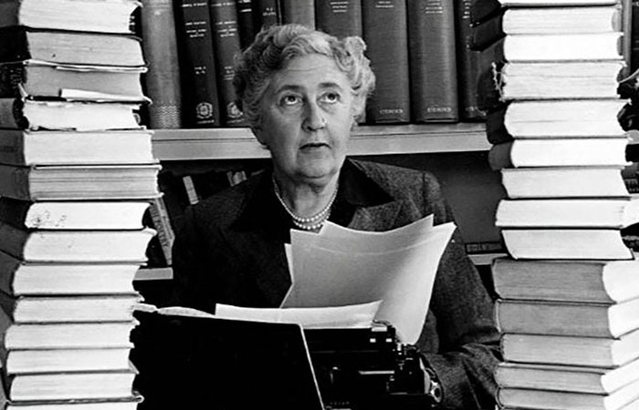 AspasLiteraria's tweet photo. Agatha Christie
⭐️ 15 de setembro de 1890
✝️ 12 de janeiro de 1976
Livros que já li da #RainhaDoCrime
Um corpo na biblioteca
Os crimes ABC
Assassinato no Expresso do Oriente
"Se as pequenas células cinzentas não são exercitadas por nós, criam ferrugem, meu caro." https://t.co/khfBDjfhmX