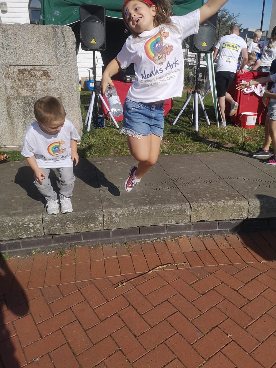 Katie2Tall's tweet photo. Another fantastic event, supporting @noahsarkcharity #FamilyFunWalk The bubbles and paint were a huge success!! https://t.co/eubp09LxvS