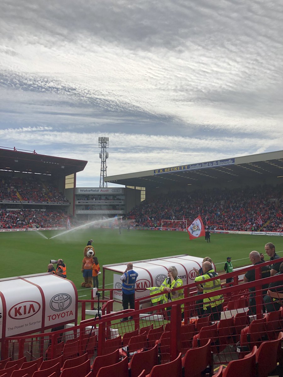 pinkpoppies22's tweet photo. #YouReds Shame bout the result, great atmosphere ๐๐ป Referee had a shocker, but unfortunately the best team won ๐คซ #wewantVAR #COYR #BARLEE โฝ๏ธโช๏ธ๐ดโค๏ธ https://t.co/DvOqF23bJZ