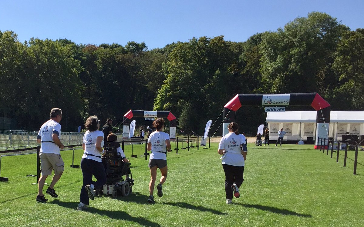 S_Lemoine1's tweet photo. Fière que le DG de @Klesia @deLABRELIE ait mouillé le maillot, avec les 538 autres compétiteurs et 11 entreprises de la #CourseEnsemble2019, ce dimanche dans la forêt de Meudon, au profit d’associations qui œuvrent pour l’inclusion des personnes en situation de #handicap 😎👍 https://t.co/HzOX3wFAxM
