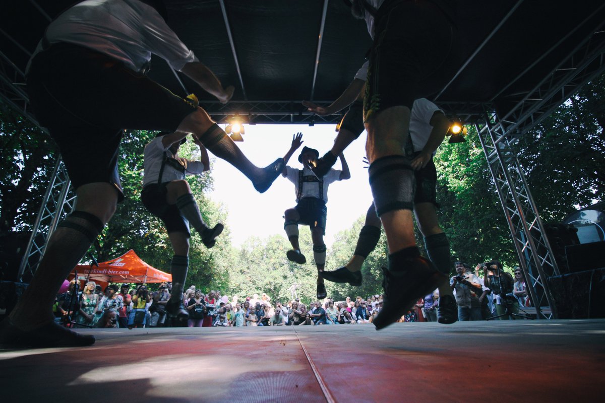 CA_rotwang's tweet photo. Herzliche Grüße vom #IsarInselFest! #Schwuhplattler https://t.co/U01ryIRFBB