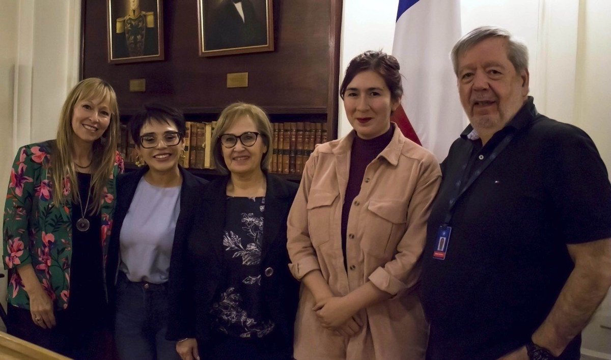 <a href="/vladomirosevic/">Vlado Mirosevic</a> <a href="/FundacionDaya/">Fundación Daya</a> Con <a href="/AnaMariaGazmuri/">Ana María Gazmuri</a> de <a href="/FundacionDaya/">Fundación Daya</a> a quien apoyamos por el extraordinario aporte a la salud de los chilenos a partir del uso de la canabis medicinal