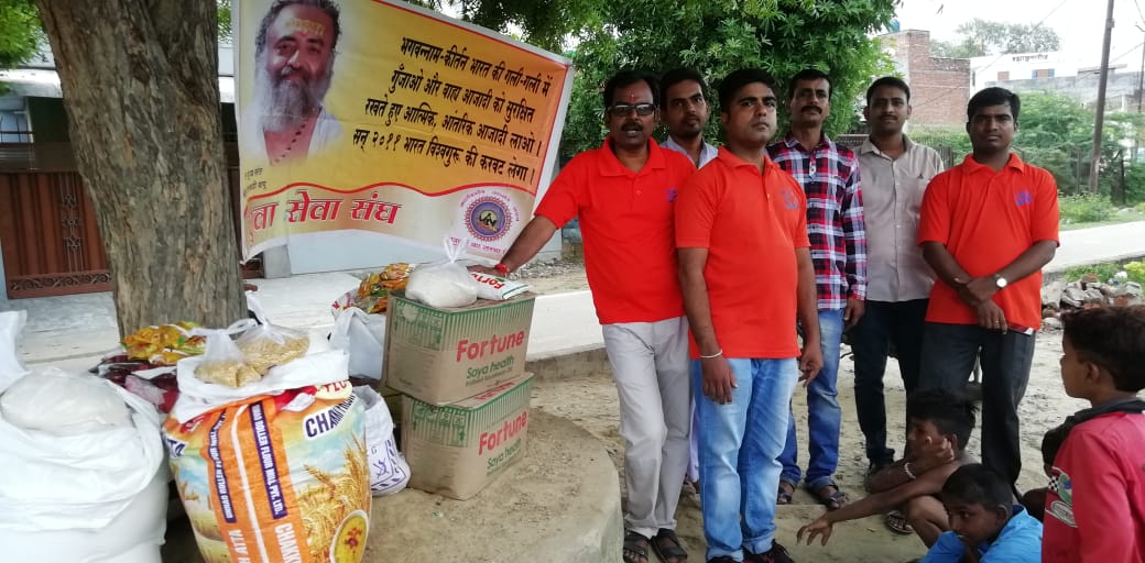 Yssknp's tweet photo. वैष्णव जन तो तेने कहिए जे पीर पराई जाने रे...
पूज्य संत श्री आसारामजी बापू द्वारा प्रेरित युवा सेवा संघ के युवाओ ने संघ की दसव���ं वर्षगाँठ झुग्गी बस्तियों में रहने वाले अभाव ग्रस्त लोगों के बीच खाद्य सामग्री वितरण कर मनाई...
@myogiadityanath 
@YssMumbaiThane 
@UP_YSS 
@AmdAshram https://t.co/6yfXlNBZyP